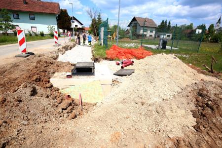 UREDITEV CESTE PRI POKOPALIŠČU RAKEK 01 FOTO LJUBO VUKELIČ
